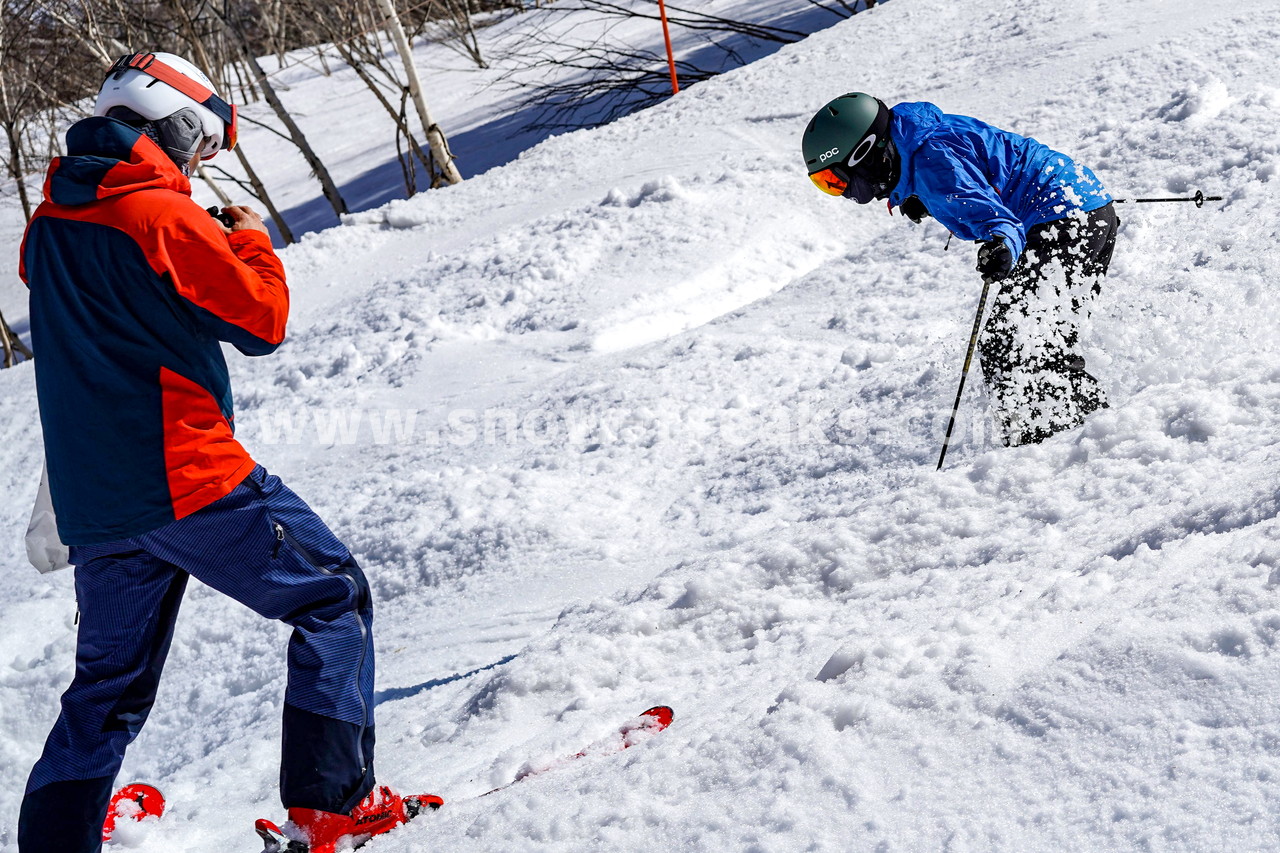 札幌国際スキー場 Mt.石井スポーツ ISHII SKI ACADEMY 校長・斉藤人之さんによる『斉藤塾』開講。本日のテーマは、「春雪！コブからスキーのたわみを楽しむ！！」(^^)v